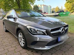 Grau Gebraucht 2018 Mercedes CLA200 Kombi | 19.800 €