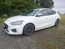 Weiß Gebraucht 2018 Ford Focus ST-Line Limousine | 15.750 € (Etwas zu teuer)
