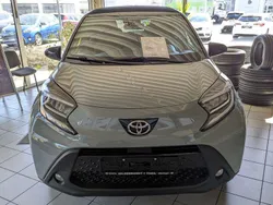 Urban khaki/night sky black Neu 2024 Toyota Aygo Kleinwagen | 18.300 €