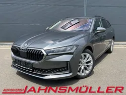 Grau Gebraucht 2024 Skoda Superb Selection Kombi | 43.290 € (Superpreis)