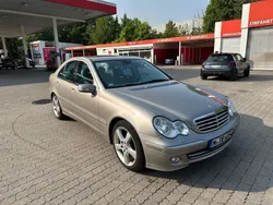 Grau Gebraucht 2004 Mercedes 220 Avantgarde Limousine | 3.700 €