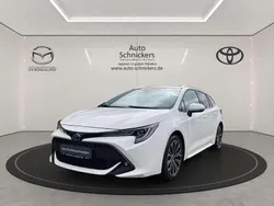 Schneeweiß Gebraucht 2022 Toyota Corolla Team Kombi | 20.990 € (Guter Preis)