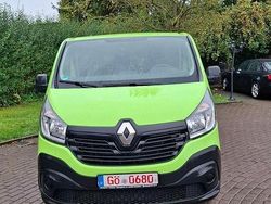 Grün Gebraucht 2018 Renault Trafic Komfort Van / Kleinbus | 11.999 € (Fairer Preis)