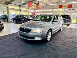 Grau Gebraucht 2011 Skoda Superb Kombi | 4.990 € (Guter Preis)