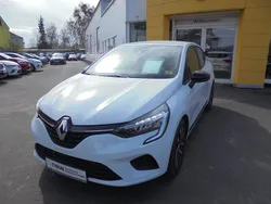 Weiß Gebraucht 2023 Renault Clio V Evolution Limousine | 15.888 € (Etwas zu teuer)