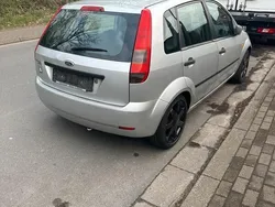 Grau Gebraucht 2004 Ford Fiesta Kleinwagen | 2.100 €