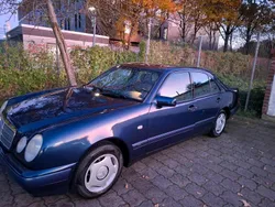 Blau Gebraucht 1997 Mercedes E200 Limousine | 6.900 €