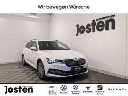 Weiß (moonweiss metallic) Gebraucht 2022 Skoda Superb Ambition Kombi | 23.690 € (Fairer Preis)