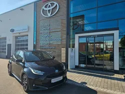 Mysticschwarz mica Gebraucht 2022 Toyota Yaris Hybrid Basis Limousine | 22.900 € (Teuer)