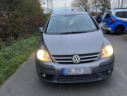 Grau Gebraucht 2005 VW Golf V Kleinwagen | 1.950 €