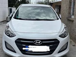 Weiß Gebraucht 2015 Hyundai i30 Trend Limousine | 10.500 € (Fairer Preis)