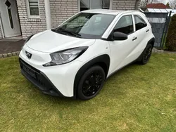 Weiß Gebraucht 2023 Toyota Aygo Basis Kleinwagen | 13.999 € (Guter Preis)