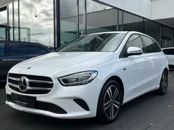 Weiß Gebraucht 2020 Mercedes B250e Style Van / Kleinbus | 17.890 € (Teuer)