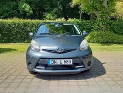 Grau Gebraucht 2013 Toyota Aygo Connect Style Kleinwagen | 3.900 € (Fairer Preis)