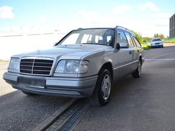 Silber Gebraucht 1996 Mercedes E220 Kombi | 10.900 €