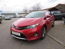 Rot Gebraucht 2015 Toyota Auris Life Limousine | 8.950 € (Fairer Preis)