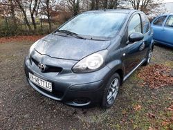 Grau Gebraucht 2011 Toyota Aygo Edition Kleinwagen | 3.999 € (Fairer Preis)
