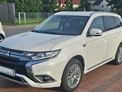 Weiß Gebraucht 2021 Mitsubishi Outlander P-HEV SUV | 18.790 € (Guter Preis)