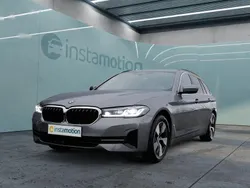 Grau Gebraucht 2023 BMW 520 Kombi | 39.849 € (Guter Preis)