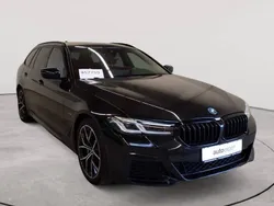Saphirschwarz metallic Gebraucht 2022 BMW 530e M Sport Kombi | 32.990 € (Guter Preis)