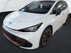 Glacial white (weiß), metallic Gebraucht 2024 Cupra Born Kleinwagen | 34.700 € (Fairer Preis)
