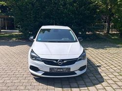 Weiß Gebraucht 2021 Opel Astra Edition Limousine | 10.990 €
