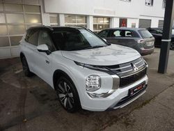 Titanweiß / pantherschwarz Neu 2025 Mitsubishi Outlander P-HEV Top SUV | 51.690 € (Fairer Preis)