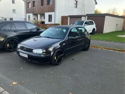 Schwarz Gebraucht 2001 VW Golf IV Kleinwagen | 1.499 € (Etwas zu teuer)