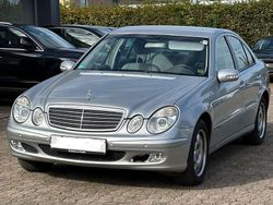 Brillantsilber metalliclack (metallic) Gebraucht 2003 Mercedes E220 Limousine | 8.900 €