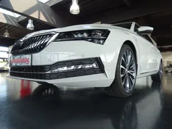 Weiß Gebraucht 2020 Skoda Superb LAURIN & KLEMENT Kombi | 29.490 € (Guter Preis)