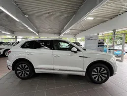 Pure white Gebraucht 2021 VW Touareg Elegance SUV | 48.700 € (Guter Preis)