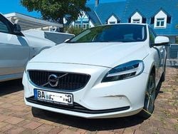 Weiß Gebraucht 2018 Volvo V40 Momentum Kombi | 18.400 € (Fairer Preis)