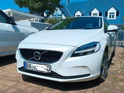 Weiß Gebraucht 2018 Volvo V40 Momentum Kombi | 20.750 € (Etwas zu teuer)