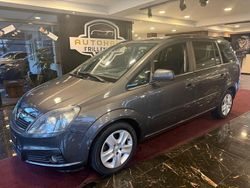 Grau Gebraucht 2010 Opel Zafira Edition Van / Kleinbus | 2.750 € (Fairer Preis)