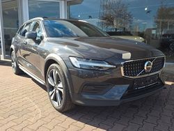 Grau Gebraucht 2024 Volvo V60 CC Plus Kombi | 42.900 € (Fairer Preis)