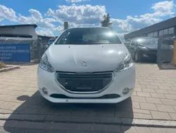 Weiß Gebraucht 2012 Peugeot 208 Allure Kleinwagen | 5.899 € (Etwas zu teuer)