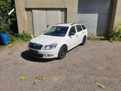 Weiß Gebraucht 2010 Skoda Octavia Kombi | 2.500 €
