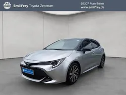 Shimmering silver metallic, dach schwarz Gebraucht 2022 Toyota Corolla Team Limousine | 24.690 € (Fairer Preis)