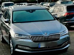 Grau Gebraucht 2020 Skoda Superb Kombi | 21.900 € (Etwas zu teuer)