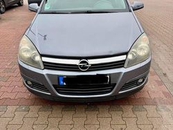 Grau Gebraucht 2006 Opel Astra Catch Me Limousine | 2.700 € (Etwas zu teuer)