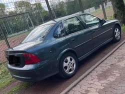 Grün Gebraucht 2000 Opel Vectra Limousine | 1.000 € (Fairer Preis)