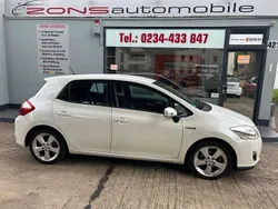 Weiß Gebraucht 2012 Toyota Auris Hybrid Limousine | 8.700 € (Guter Preis)