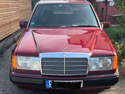 Rot Gebraucht 1990 Mercedes 230 Limousine | 3.990 €