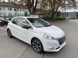 Blanc banquise Gebraucht 2013 Peugeot 208 Active Kleinwagen | 7.350 € (Etwas zu teuer)