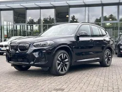 Carbonschwarz (metallic) Gebraucht 2024 BMW iX3 Sport Line SUV | 48.640 € (Superpreis)