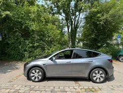 Silber Gebraucht 2024 Tesla Model Y Long Range SUV | 37.900 €