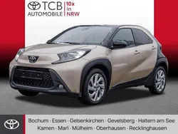 Ginger beige metallic/ night sky black Gebraucht 2022 Toyota Aygo Pulse Kleinwagen | 14.739 € (Fairer Preis)