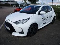 Weiß Gebraucht 2023 Toyota Yaris Comfort Limousine | 20.590 € (Fairer Preis)