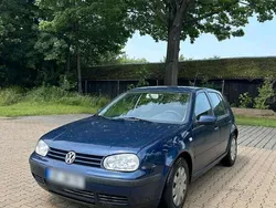 Blau Gebraucht 2001 VW Golf IV Kleinwagen | 1.500 €