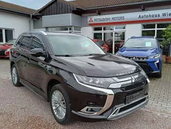 Rubinschwarz Gebraucht 2018 Mitsubishi Outlander P-HEV Intro Edition SUV | 20.500 € (Fairer Preis)